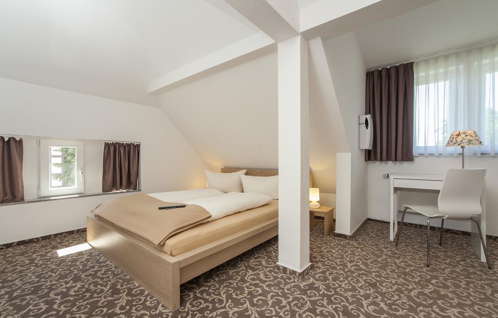 Pension Lok-Inn Walluf Rum bild